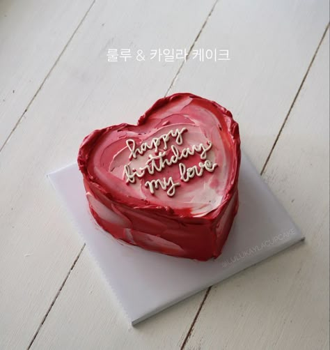 Cute Birthday Cakes For Girlfriend, Red Korean Cake, Valentine’s Day Cakes Aesthetic, Korean Cakes Birthday, Korean Style Cake Design, Valentine Bento Cake Designs, Korean Cakes Aesthetic, Boyfriend Bday Cake, Red Aesthetic Cake