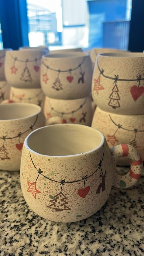 Christmas Pottery Painting Ideas Ceramics, Pottery Painting Ideas Christmas, Christmas Pottery Ideas Ceramics, Christmas Pottery Painting, Diy Christmas Mugs, Mug Noel, Holiday Pottery, Christmas Pottery, Diy Sharpie Mug