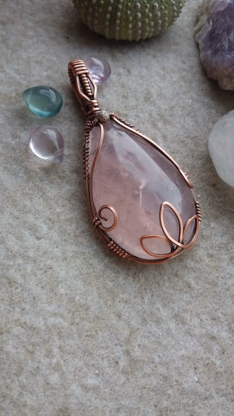 Wire Wrap Stone Tutorial, Simple Wire Wrapping Stones, Wore Wrapped Crystal, Crystal Wrapping Ideas, Tear Drop Wire Wrap, Wire Wrapped Circle Stone, Gem Wire Wrapping, Wire Wrapped Teardrop Stone, Wire And Stone Jewelry