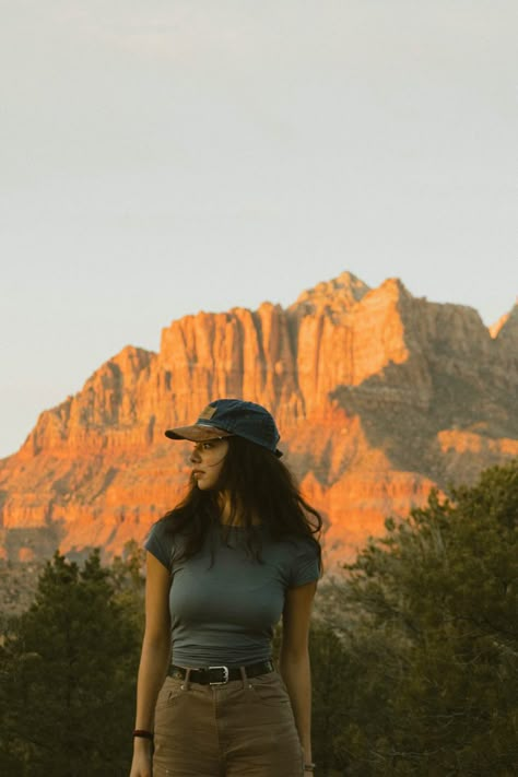 Clean Granola Outfit, Mountain Aesthetic Clothes, Hiking Mountains Outfit, How To Pose In Nature, Cute Mountain Outfits Summer, Cute Hike Outfit, See Photo Ideas, Cute Hiking Poses, Mountains Trip Outfit