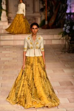 Long Blouse Designs, Lehnga Dress, Lehenga Blouse Designs, Choli Designs, Salwar Kamiz, Vogue India, Lehenga Blouse, Stylish Blouse Design, Designer Party Wear Dresses