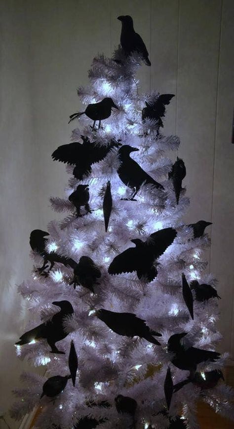 Christmas tree with crows Spooky Christmas Decorations, Black Christmas Tree Decorations, Halloween Christmas Tree, Scary Christmas, Creepy Christmas, Black Birds, Dark Christmas, A White Christmas, Black Christmas Trees