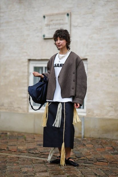 Brown And Brown Outfit, Avant Garde Outfits Street Styles, Workwear 2023, White Tee Outfit, Skirts For Fall, White Tees Outfit, Autumn Lookbook, City Street Style, Copenhagen Street Style