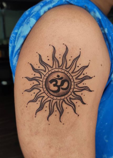 Tribal Sun Tattoo Design On The Bicep A Sun Tattoo, Aum Tattoo, Om Tattoo Design, Hindu Tattoo, Sun Tattoo Designs, Tattoos Infinity, Crown Tattoo Design, Tattoos Mandala, Armband Tattoo Design