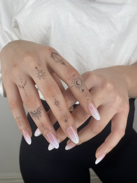 Spiritual Dainty Tattoos, Nail Bed Tattoo, Faded Finger Tattoo, Bohemian Hand Tattoos, Pretty Hand Tattoos For Women Simple, Minimal Hand Tattoos For Women, Pinky Tattoos For Women, Delicate Finger Tattoo, Classy Hand Tattoos