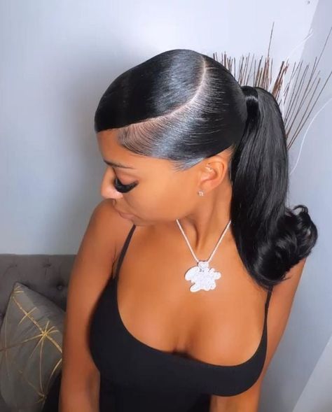 Discover 26 stunning swoop ponytail hairstyles with a step-by-step guide. Elevate your look with Zohna's expert tips and stylish inspirations. Jump in now! Click the article link for more photos and inspiration like this // Photo Credit: Instagram @chez_les_rubys // #besthairstyles #hair #hairinspiration #hairinspo #hairstyles #halfponytail #latesthairstyles #ponytail Swoop Bob Ponytail, Doll Ponytail Hairstyle, Low Barbie Ponytail With Swoop, Swoop And Ponytail, Ponytail Hairstyles For Bridesmaids, Low Ponytail Swoop, Sleek Ponytail With Swoop, Barbie Swoop Ponytail, Low Slick Ponytail