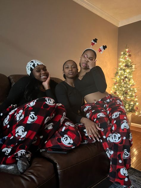 Black Couples Matching Pajamas Christmas Outfit, Friends Matching Pajamas, Matching Pjs With Friends, Matching Pajamas For Best Friends, Matching Pajamas For Friends, Sleepover 3 People, Matching Pjs Best Friends, Matching Christmas Pajamas Couples Black, Matching Christmas Pajamas Best Friends