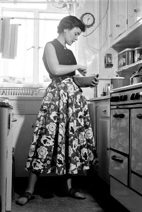 1950s Housewife Fashion, 50s Housewife, 50s Aesthetic, Housewife Dress, 1950s Housewife, Vintage Housewife, 1960s Dresses, Retro Housewife, Career Girl