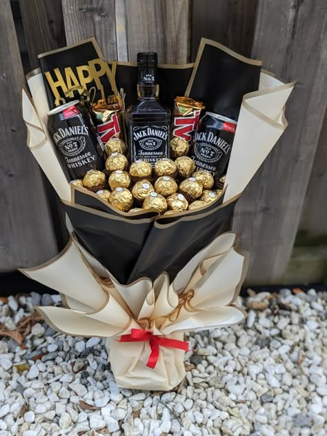 Whiskey Bouquet For Men, Diy Alcohol Gift Basket Ideas, Alcohol Bouquet For Men, Men Bouquet Gift, Beer Gift Basket For Men, Jack Daniels Gift Basket, Man Bouquet Ideas, Bouquet For Man, Alcohol Gift Basket