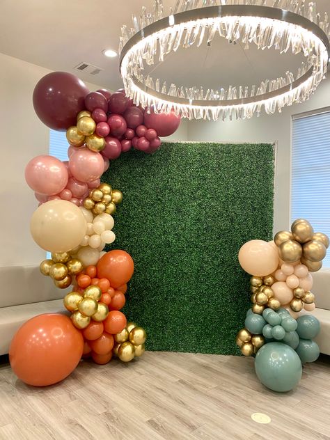 Balloons On Greenery Wall, Boxwood Balloon Backdrop, Grass Wall With Balloons, Boxwood Backdrop With Balloons, Fall Balloons, Easter Photo Backdrop, Boxwood Backdrop, Balloon Business, Grass Backdrops