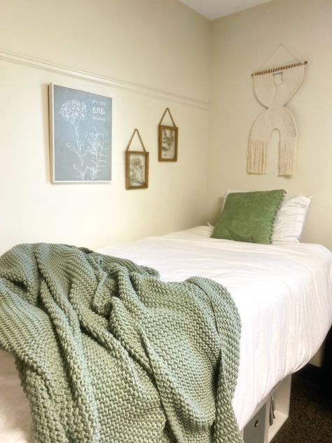 Simple Dorm Decorations, Minimal College Dorm, College Dorm Room Ideas Aesthetic Green, Neutral Dorm Room Ideas Minimalist, Green Theme Dorm Room, Dorm Room Inspiration Minimalist, College Dorm Simple, College Dorm Room Ideas Green, Light Green Dorm Room