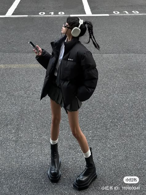 Party Korean Outfit, Japan Clubbing Outfit, Osaka Street Style, Streetwear Photoshoot Women, Thai Fashion Street, Asian Style Outfits, Tokyo Winter Fashion, High Angle Pose Reference, Tokyo Streetwear