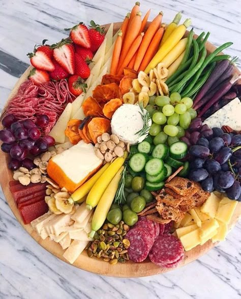 40 Easy Party Nibbles & Finger Food Ideas | momooze.com Nibbles For Party, Charcuterie Platter, Charcuterie Board Ideas, Food Boards, Party Food Platters, Party Finger Foods, Party Platters, Grazing Tables, Snacks Für Party