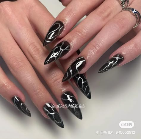 Black Nail Chrome, Edgy Chrome Nails, Chrome Goth Nails, Halloween Chrome Nails, Black And Chrome Nails Designs, Black Nails With Chrome, Berlin Nails, Chrome Black Nails, Aespa Nails