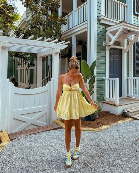 Summer Picture Ideas Instagram, Summer Dump Ideas, Colorful Outfits Aesthetic Summer, Colorful Dress Outfit, Yellow Summer Outfits, Cute Yellow Outfits, Yellow Summer Dresses, Outfit Praia, Summer Aesthetic Photos