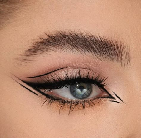 Black And Pink Eyeliner Looks, Fallen Angel Makeup Look, Cool Makeup Looks Creative Eyeliner, Hot Eyeliner, Cat Eye Eyeliner Tutorial, Black Graphic Liner, Teknik Makeup, Dramatic Eyeliner, Mekap Mata