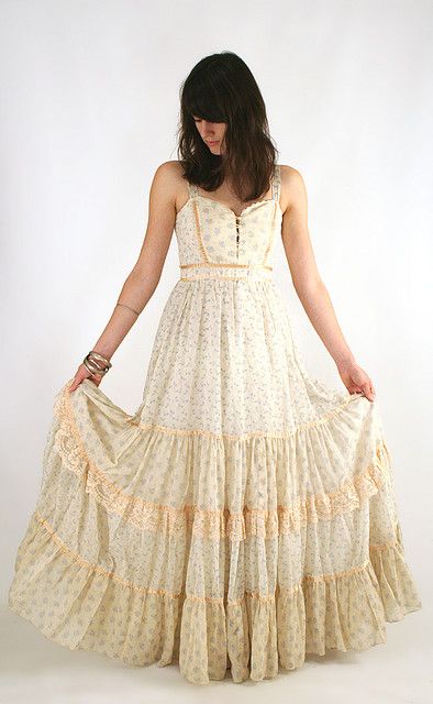 Vintage Gunne Sax dress; I have one very similar, only mine has small pink flowers on it. Love it! 70s Prairie, Vintage Gunne Sax Dress, Prairie Chic, Romantic Fashion, Boho Mode, Sax Dress, Gunne Sax Dress, Vintage Closet, Hippy Chic