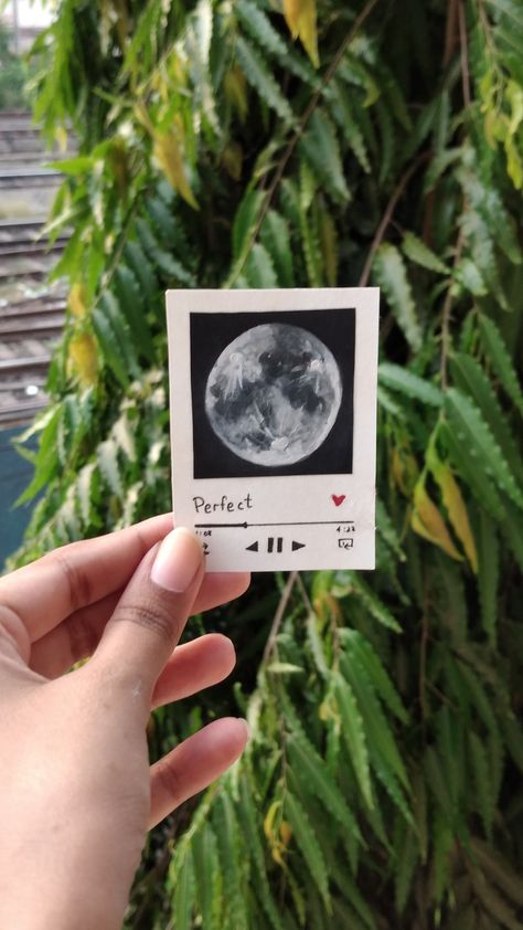 Polaroid Doodle Drawings, Moon Polaroid Painting, Polaroid Frame Painting, Polaroid Pictures Painting, Polaroid Picture Painting, Song Cards Aesthetic Drawing, Aesthetic Polaroid Pictures To Print, Song Polaroid Painting, Polaroid Art Ideas