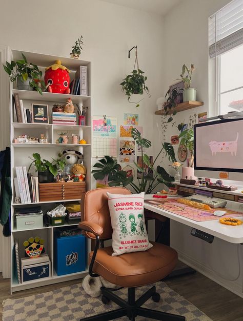 Computer Studio Room, Indie Office Decor, Eclectic Cubicle Decor, Cozy Study Space Aesthetic, Fun Room Decor Ideas, Tiny Room Decor Ideas, Cute Desk Setups, Computer Room Aesthetic, Maximalist Office Space