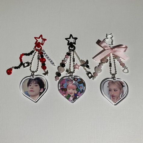 Heart Acrylic Keychain, Acrylic Heart Keychain, Kpop Photocard Keychain, Diy Keychain Acrylic, Beaded Photo Frame, Kpop Jewelry Aesthetic, Kpop Acrylic Keychain, Kpop Store Ideas, Kpop Beads Keychain