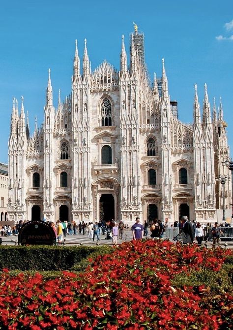 Pretty Buildings, Milan Cathedral, Incredible Architecture, Church Inspiration, Cathedral Architecture, Architecture Landmark, Temple Architecture, Old Churches, Italy Aesthetic