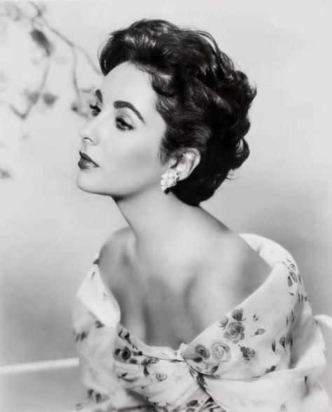 2nd Marriage, Liz Taylor, Violet Eyes, Classic Actresses, Hollywood Icons, Actrices Hollywood, Old Hollywood Glamour, Golden Age Of Hollywood, Elizabeth Taylor