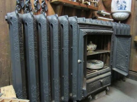 Bread Warmer Radiator ~ Early 1900's Steam Radiators, Victorian Radiators, Old Radiators, Cast Iron Radiator, Iron Radiator, Home Radiators, Victorian Accessories, Blue Christmas Decor, Old Manor