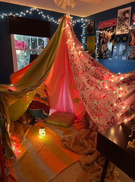 Ultimate Blanket Fort, Bedroom Blanket Fort, Easy Blanket Fort Ideas, Hangout Area Ideas, Adult Blanket Fort, Bed Fort Ideas, Blanket Fort Aesthetic, Hideout Aesthetic, Blanket Fort Ideas