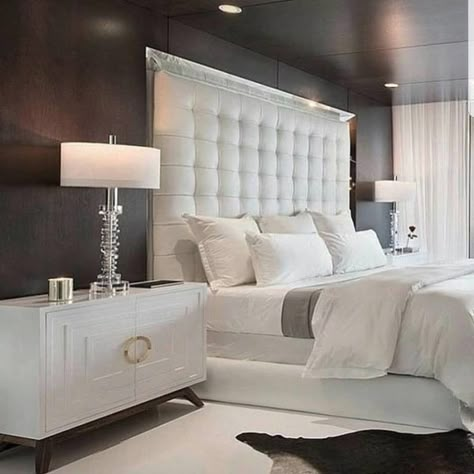 White and Silver Bedroom Decor Ideas - Home Decor Bliss #cozybedroom White And Silver Bedroom, Silver Bedroom Decor, Silver Bedroom, Glamourous Bedroom, Luxury Bedroom Design, White Bed, Dekorasi Kamar Tidur, Master Bedrooms Decor, White Bedroom