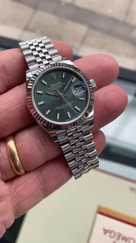 Speedmaster Omega, Stylish Watches Men, Trendy Watches, Fancy Watches, Green Watch, Rolex Watches For Men, Expensive Jewelry Luxury, Vintage Watches For Men, Hand Watch