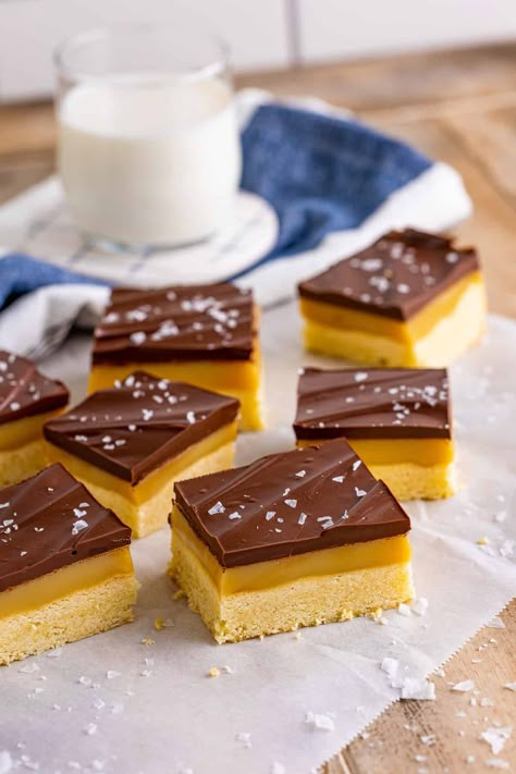 Millionaire Shortbread Bars, Caramel Bars Recipe, Shortbread Desserts, Shortbread Recipe Easy, Millionaire Bars, Christmas Treat Ideas, Salted Caramel Pretzels, Caramel Shortbread, Toffee Chips