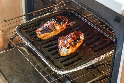 How to Broil Chicken in the Oven Broiled Chicken Recipes, Broil Chicken, Oven Grilled Chicken, Attainable Sustainable, Dieting Foods, Smoked Chicken Breast, Broiler Chicken, Phonics Cards, Oven Baked Chicken Breasts