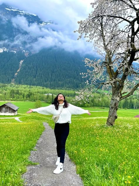 Photo Poses Near Lake, Poses While Travelling, Photo Pose In Hill Station, Outfit Ideas For Switzerland, Photo Ideas In Hill Station, Hill Station Dress Ideas, Switzerland Pose Ideas, Switzerland Photo Poses, Photo Ideas At Hill Station