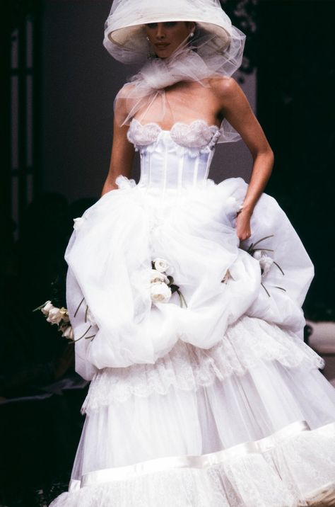 26 years of Valentino haute couture wedding dresses | Vogue Paris Wedding Dresses Vogue, Haute Couture Wedding Dress, Lily Cole, Valentino Gowns, Valentino Haute Couture, Valentino Couture, Couture Looks, Couture Wedding Gowns, White Wedding Dress