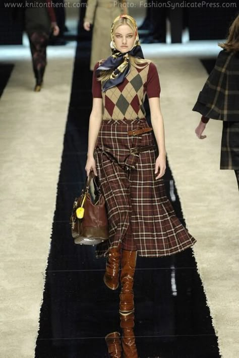 Tartan Top Outfit, Tartan Outfit Women, Mode Style Anglais, Tartan Outfit, Silhouette Mode, Argyle Vest, Tartan Fashion, Tartan Pants, Tartan Skirt