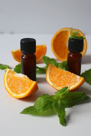 700+ Free Farmácia & Pharmacy Photos - Pixabay Essential Oils For Pain, Making Essential Oils, Essential Oils Guide, Aromatherapy Benefits, Orange Scent, Sweet Orange Essential Oil, Essential Oil Benefits, Best Essential Oils, Orange Essential Oil