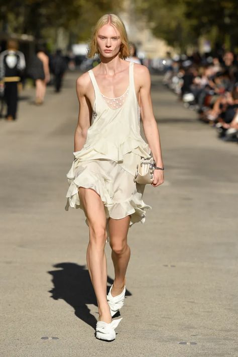 Stella McCartney RTW Spring 2024 [PHOTOS] – WWD Stella Mcartney, Vogue Aesthetic, Feminine Minimalist, High Fashion Runway, Fashion Bible, Fashion Couture, Spring 2024, British Style, Fall Fashion