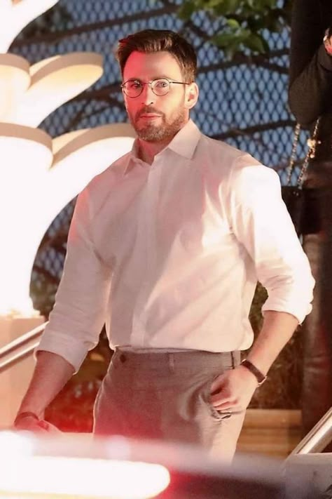 Chris Evans Glasses, Chris Evans Aesthetic, Chris Evans Movies, Chris Evans Gay, Chris Evans Smile, Scott Evans, Steven Grant Rogers, Christopher Evans, Christopher Robert Evans