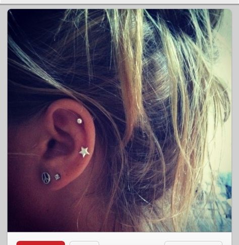 Since my cartilage wasn't pierced right, it was pierced too high, the double cartilage would be good like this. Piercings Corps, Double Helix Piercings, Auricle Piercing, Double Cartilage, Piercing Eyebrow, Vintage Tattoos, Single Piercing, Ear Peircings, Piercings Cartilage