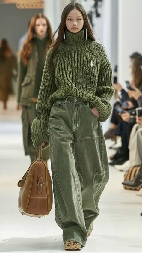 Mode Boho, Looks Street Style, Fall 24, Green Pants, Winter Mode, Looks Chic, 가을 패션, Style Mistakes, Mode Inspiration