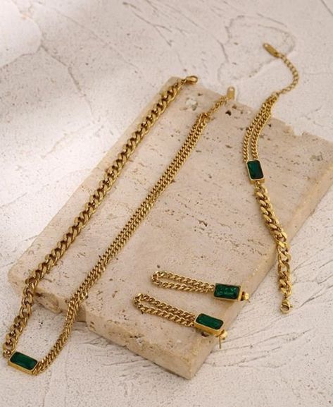 Emerald Gold Jewelry, Dubai Women Fashion, Emerald Jewelry Set, Dubai Women, Dubai Gold Jewelry, Gold Jewelry Simple Necklace, Gold Jewelry Sets, Jewelry Bracelets Gold, Gold Bride Jewelry