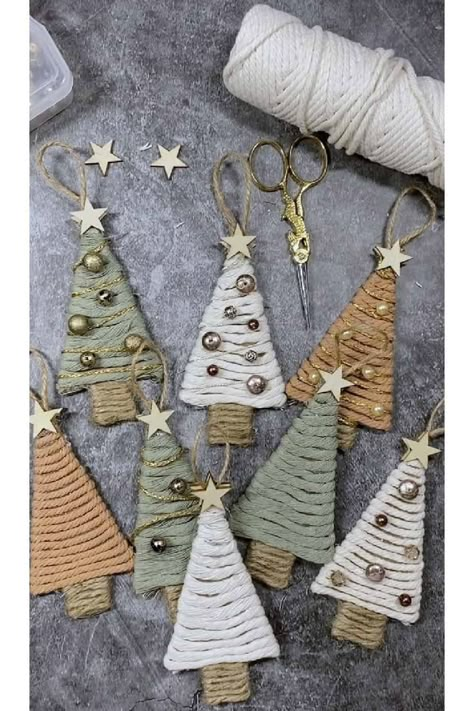 Classroom Christmas, Diy Christmas Tree Ornaments, Handmade Christmas Crafts, Small Christmas Trees, Holiday Crafts Christmas, Vintage Diy, Christmas Ornament Crafts, Christmas Crafts Decorations, Tree Crafts