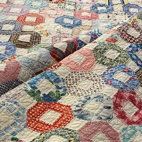 Cindy-Cindys Antique Quilts on Instagram: "SOLD ~ thank you ❤️💙. Good Friday evening on this cold , wet Oklahoma weather reporting ,,,,   as we had a little sleet today , a lot of cold wind,  and  it was rainy, drizzly.   So staying inside I was able to take advantage to get some quilts packed and shipped and then taking a few photos of this charming feed sack quilt ,, all worked out fine. Offering at $xx   The best pattern I could find for this was called Tile as the other pattern shown said pattern unknown so if you know the design of this drop a comment below or send me a message.   This Feedsack Quilt, Tile ,  is in excellent condition.  It’s had a bath , it’s fresh there’s no issues,  no wear , it’s cuddly , cozy so usable .   The size of it is 74 x 63 inches .., It’s a circa 1940s q Feed Sack Tote Bag Pattern, Feed Sack Fabric, Vintage Windmill Quilt, Antique Quilts 1930s Feed Sacks, Feedsack Quilt, 1930s Reproduction Fabric Quilt, Feed Sacks, Inside Me, Good Friday