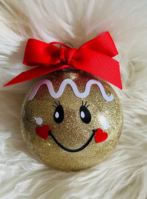 Glitter Gingerbread Ornament, Red Ornaments Diy, Face Ornaments Diy, How To Make Gingerbread Ornaments, Diy Bulb Ornaments, Cute Ornament Ideas, Gingerbread Diy Ornaments, Cute Diy Christmas Ornaments, Gingerbread Ornaments Diy