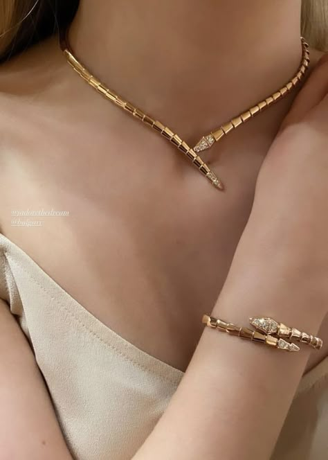 Bvlgari Jewelry Gold, Bulgari Gold Necklace, Modern Gold Jewellery, Malabar Gold Jewellery Necklaces, Modern Gold Necklace Designs, Bulgari Serpenti Bracelet, Bulgari Jewelry Necklaces, Classy Gold Jewelry, Bijoux Aesthetic