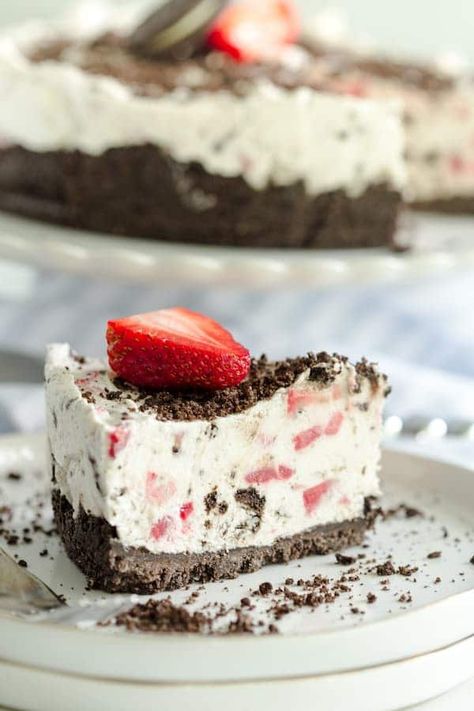 No Bake Strawberry Oreo Pie Oreo Pie No Bake, Strawberry Oreo Cheesecake, Pie No Bake, No Bakes, Oreo Pie, Oreo Desserts, Oreo Dessert Recipes, Oreo Crust, Picnic Lunches