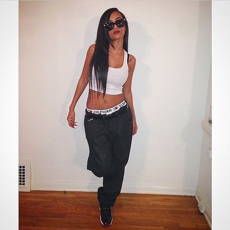 Pay tribute to the late R&B singer Aaliyah with this awesome Halloween costume idea Sorority Halloween Costumes, Aaliyah Costume, 90s Inspired Halloween Costumes, 80s Halloween Costumes, 90s Halloween Costumes, Party Outfit College, Aaliyah Style, 90s Costume, 90s Halloween