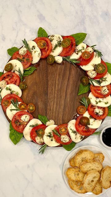 Caprese Board, Food Wreath, Christmas Cheese Boards, Christmas Cheese, Christmas Platter, Charcuterie Inspiration, Christmas Dinner Party, Hosting Christmas, Christmas Food Dinner