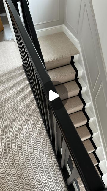 Floor Street on Instagram: "a question we get asked all the time is: can i get the same matching landing carpet for my stair runner? yes, absolutely you can! most things are possible, so just pop us a message 💛  half price summer sale ends soon… shop now and don’t miss out 👀⏰  🏡 @hope_home_x 🥰  #floorstreet #floorstreetfloors #floorstreetstairrunners #floorstreetcarpet #stairrunner #homeinspiration #homeinteriors" Black Staircase Cream Carpet, Hallway Stair Carpets, Beige And Black Stair Runner, Staircase And Landing Ideas, Ideas For Hall Stairs And Landing, Burlap Stair Runner, Runner Carpet Stairs Landing, Stair Case Carpet Runner, Upstairs Hallway Carpet