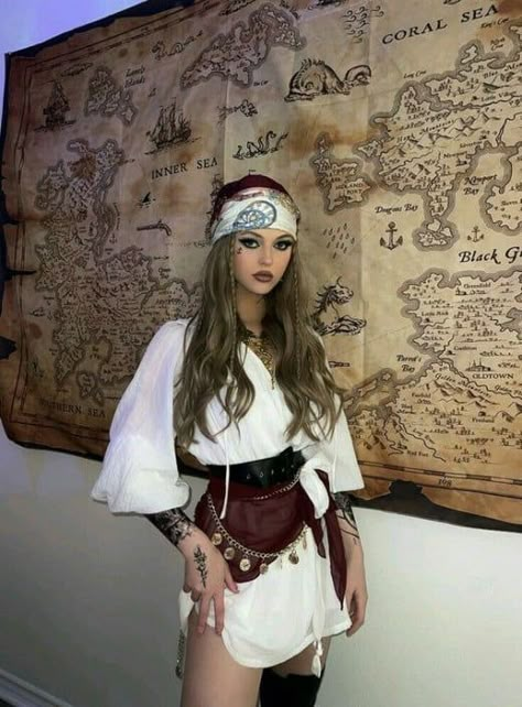 Pirate Theme Costume Ideas, Pirate Inspired Outfits, Costume Pirate, Female Pirate Costume, Classy Halloween Costumes, Pirate Halloween Costumes, Hot Halloween Outfits, Pirate Outfit, Pretty Halloween Costumes